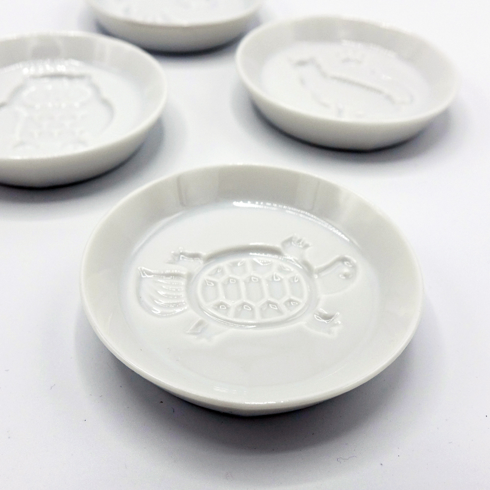 A Minoyaki (Mino ware) soy sauce dish.
A cute little pattern appears when you pour the sauce in.
☆ various patterns available. Fun to choose!