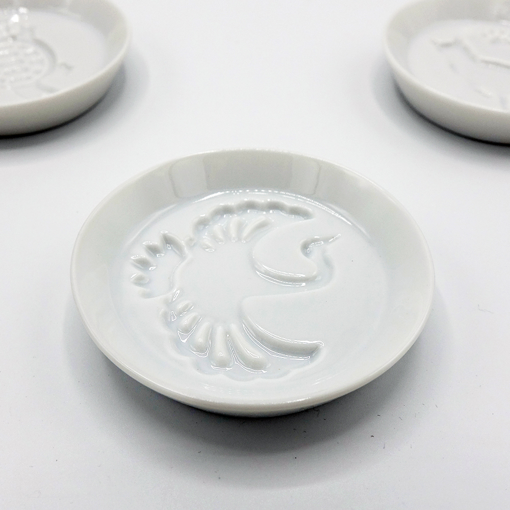A Minoyaki (Mino ware) soy sauce dish.
A cute little pattern appears when you pour the sauce in.
☆ various patterns available. Fun to choose!
Dimensions:
About DIA. 8.2 x 1.8 cm (3.2 dia x 7 inches)
Country of manufacture: Japan
Material / component: ceramic
