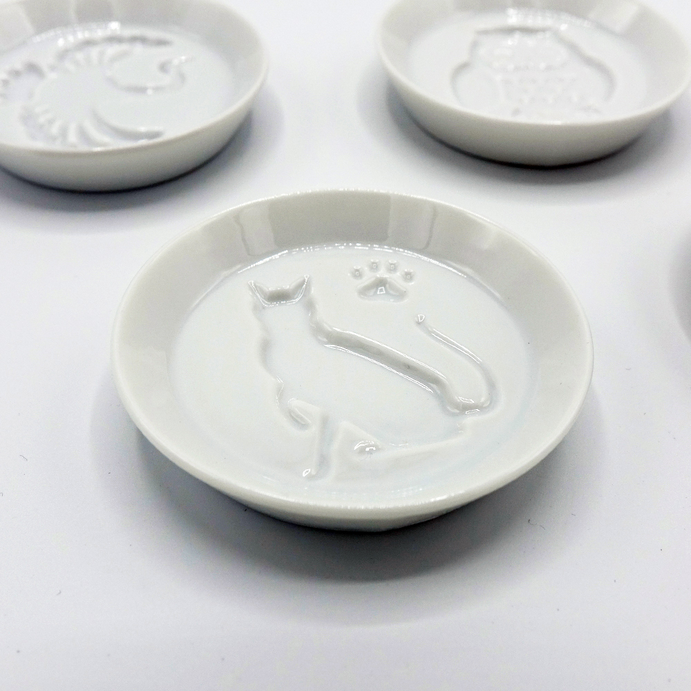 A Minoyaki (Mino ware) soy sauce dish.
A cute little pattern appears when you pour the sauce in.
☆ various patterns available. Fun to choose!
Dimensions
About DIA. 8.2xH1.8 cm(3.2 dia x 7 inches)
Country of manufacture: JapanMaterial / component: ceramic