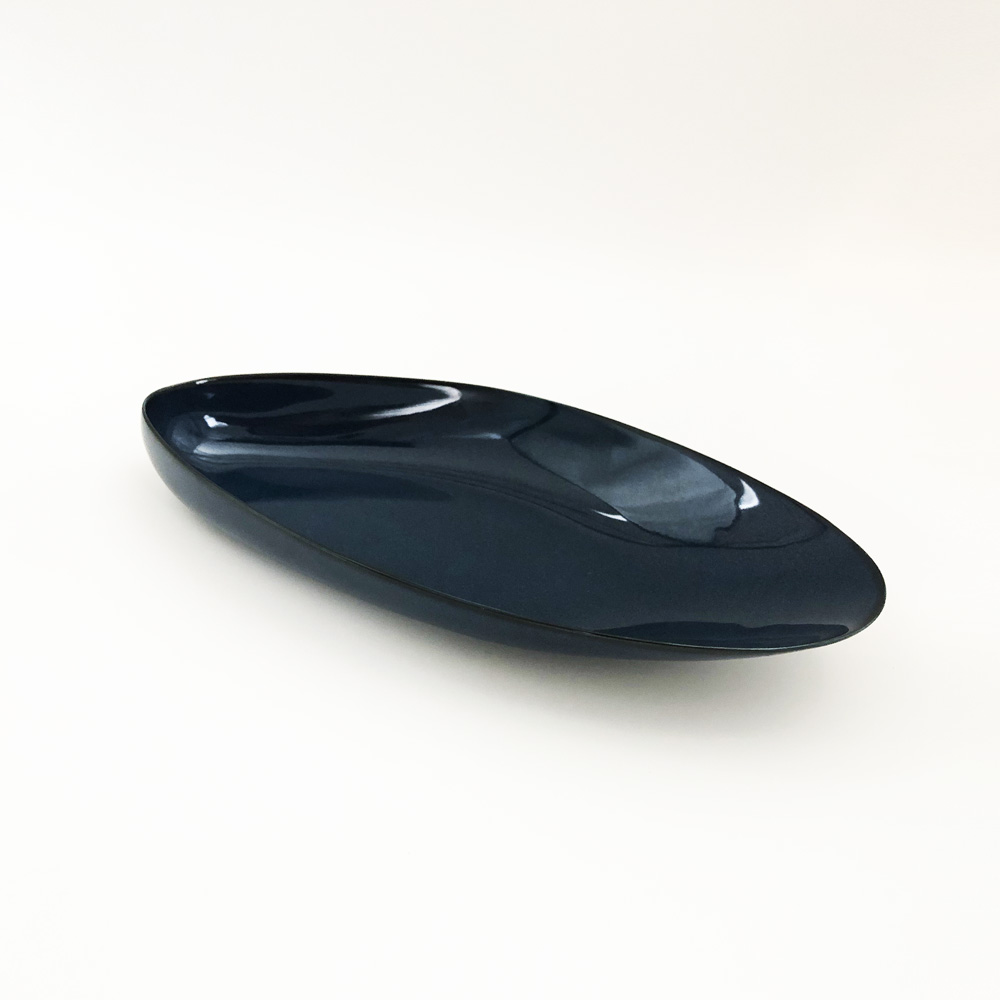 −2008 Good Design Award Winner−
The edge of the plate is detailed by a vertical design.
This prevents, for example, sauces from spilling off the dish, makes soups and rice dishes easier to scoop, etc.
Microwave Oven /OK
household use Dishwasher /OK
Recommended use: Pinchos dish, tapas dish, appetizer dish, salad plate, dessert plate
Width /32x15.4cm Height /4.3cm Weight /About 540g