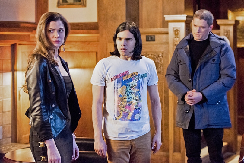 The Flash--"Rogue Time"--image FLA116A_0480b--Pictured: (L-R) Peyton List as Lisa Snart, Carlos Valdes as Cisco Ramon and Wentworth Miller as Leonard Snart/Captain Cold--Photo: Dean Buscher/The CW--é 2015 The CW Network, LLC. All rights reserved.