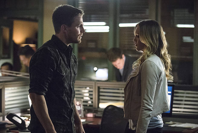 Arrow -- "Broken Arrow" -- Image AR319B_0184b--Pictured (L-R): Stephen Amell as Oliver Queen and Katie Cassidy as Laurel Lance -- Photo: Cate Cameron/The CW -- é 2015 The CW Network, LLC. All Rights Reserved.