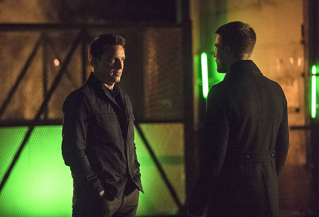 Arrow -- "Broken Arrow" -- Image AR319A_0579b--Pictured (L-R): John Barrowman as Malcolm Merlyn and Stephen Amell as Oliver Queen -- Photo: Cate Cameron/The CW -- é 2015 The CW Network, LLC. All Rights Reserved.