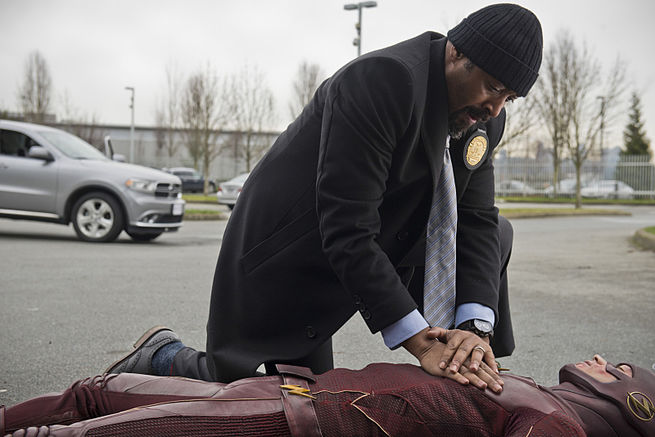 The Flash -- "All Star Team Up" -- Image FLA118B_0006b -- Pictured (L-R): Jesse L. Martin as Detective Joe West and Grant Gustin as The Flash -- Photo: Cate Cameron/The CW -- é 2015 The CW Network, LLC. All rights reserved.