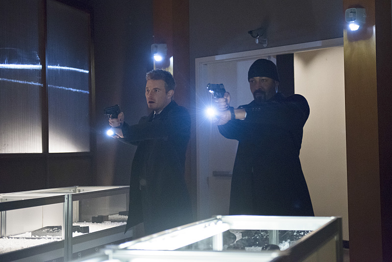 The Flash -- "All Star Team Up" -- Image FLA118B_0219b -- Pictured (L-R): Rick Cosnett as Detective Eddie Thawne and Jesse L. Martin as Detective Joe West -- Photo: Cate Cameron/The CW -- é 2015 The CW Network, LLC. All rights reserved.
