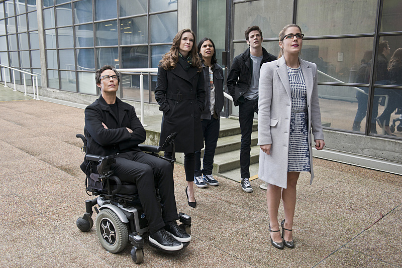 The Flash -- "All Star Team Up" -- Image FLA118A_0034b -- Pictured (L-R): Tom Cavanagh as Harrison Wells, Danielle Panabaker as Caitlin Snow, Carlos Valdes as Cisco Ramon, Grant Gustin as Barry Allen, and Emily Bett Rickards as Felicity Smoak -- Photo: Cate Cameron/The CW -- é 2015 The CW Network, LLC. All rights reserved.