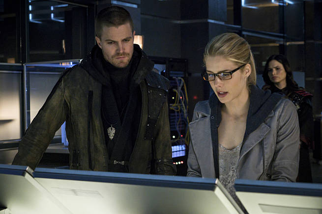 Arrow -- "My Name is Oliver Queen" -- Image AR323B_0005b -- Pictured (L-R): Stephen Amell as Oliver Queen and Emily Bett Rickards as Felicity Smoak -- Photo: Liane Hentscher/The CW -- é 2015 The CW Network, LLC. All Rights Reserved.