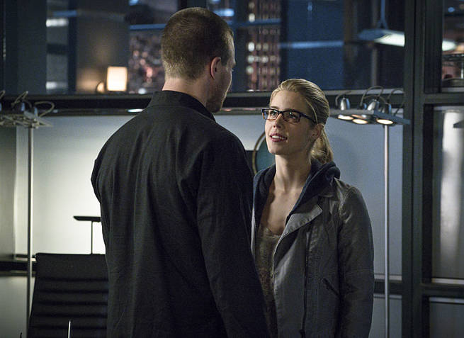 Arrow -- "My Name is Oliver Queen" -- Image AR323B_0282b -- Pictured (L-R): Stephen Amell as Oliver Queen and Emily Bett Rickards as Felicity Smoak -- Photo: Liane Hentscher/The CW -- é 2015 The CW Network, LLC. All Rights Reserved.