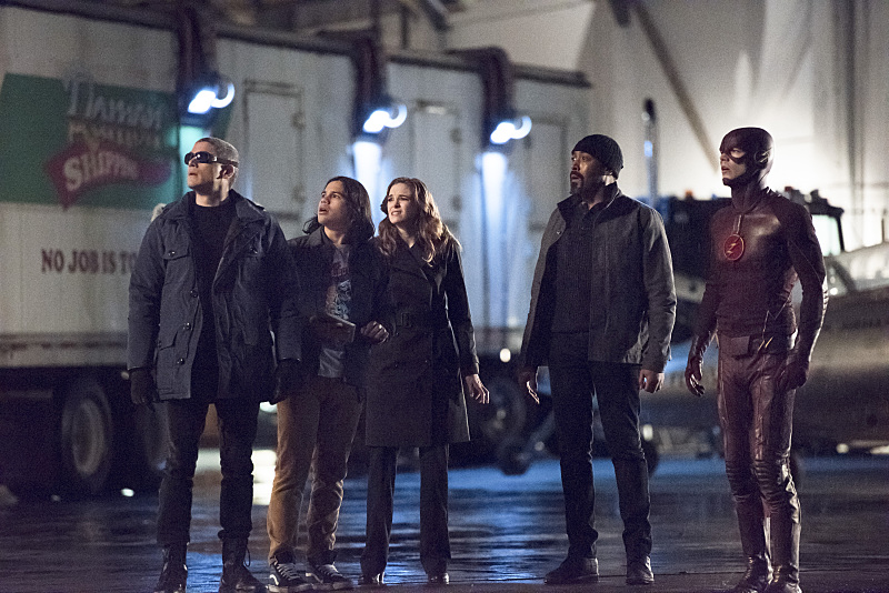 The Flash -- "Rogue Air" -- Image FLA122A_0026b -- Pictured (L-R): Wentworth Miller as Leonard Snart / Captain Cold, Carlos Valdes as Cisco Ramon, Danielle Panabaker as Caitlin Snow, Jesse L. Martin as Detective Joe West, and Grant Gustin as Barry Allen / The Flash -- Photo: Dean Buscher/The CW -- é 2015 The CW Network, LLC. All rights reserved.