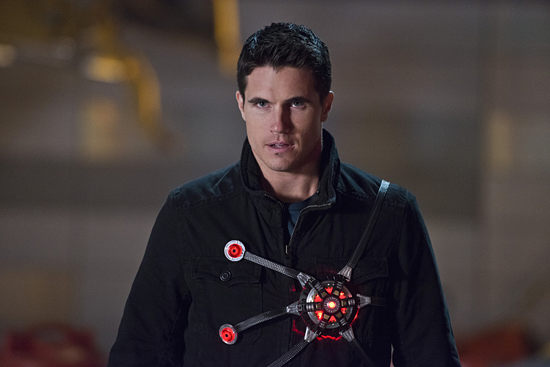The Flash -- "Rogue Air" -- Image FLA122B_0289b -- Pictured: Robbie Amell as Ronnie / Firestorm -- Photo: Diyah Pera/The CW -- é 2015 The CW Network, LLC. All rights reserved.
