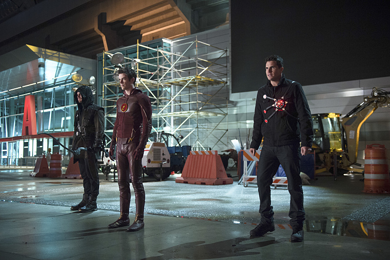 The Flash -- "Rogue Air" -- Image FLA122B_0255b -- Pictured (L-R): Stephen Amell as Oliver Queen / Arrow, Grant Gustin as Barry Allen / The Flash and Robbie Amell as Ronnie / Firestorm -- Photo: Diyah Pera/The CW -- é 2015 The CW Network, LLC. All rights reserved.