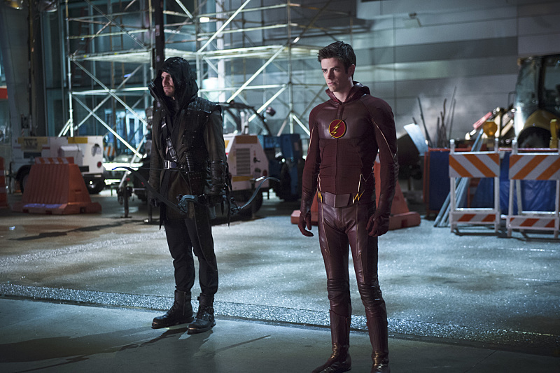 The Flash -- "Rogue Air" -- Image FLA122B_0279b -- Pictured (L-R): Stephen Amell as Oliver Queen / Arrow and Grant Gustin as Barry Allen / The Flash -- Photo: Diyah Pera/The CW -- é 2015 The CW Network, LLC. All rights reserved.