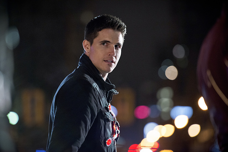 The Flash -- "Rogue Air" -- Image FLA122B_0379b -- Pictured: Robbie Amell as Ronnie / Firestorm -- Photo: Diyah Pera/The CW -- é 2015 The CW Network, LLC. All rights reserved.