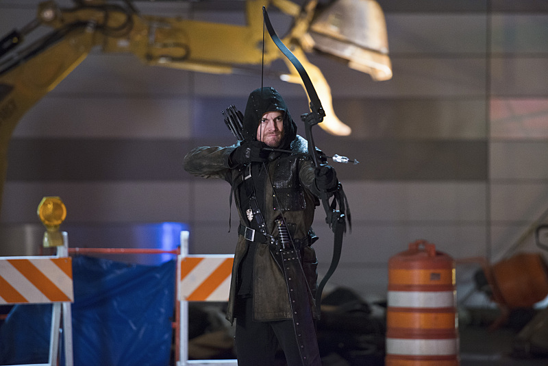 The Flash -- "Rogue Air" -- Image FLA122B_0389b -- Pictured: Stephen Amell as Oliver Queen / Arrow -- Photo: Diyah Pera/The CW -- é 2015 The CW Network, LLC. All rights reserved.