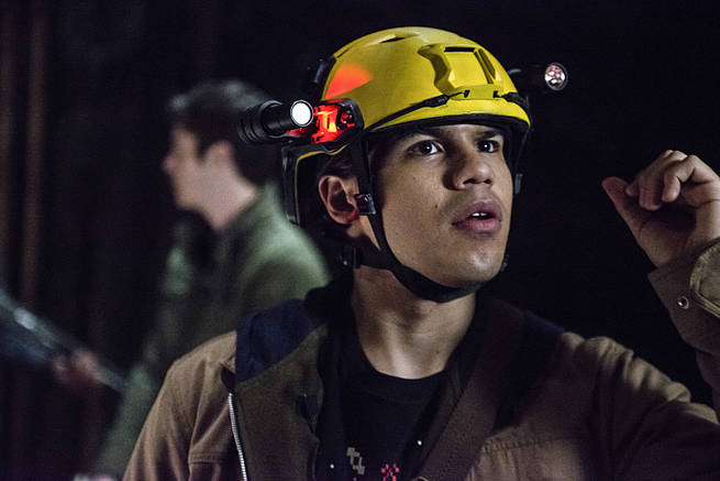The Flash -- "Grodd Lives" -- Image FLA121A_0218b -- Pictured: Carlos Valdes as Cisco Ramon -- Photo: Cate Cameron/The CW -- é 2015 The CW Network, LLC. All rights reserved.