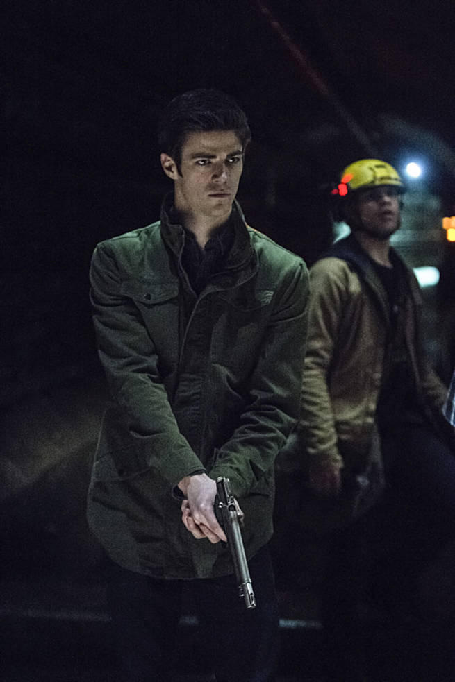 The Flash -- "Grodd Lives" -- Image FLA121A_0248b -- Pictured (L-R): Grant Gustin as Barry Allen and Carlos Valdes as Cisco Ramon -- Photo: Cate Cameron/The CW -- é 2015 The CW Network, LLC. All rights reserved.