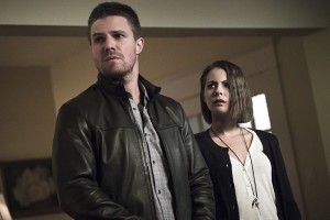 Arrow -- "Legends of Yesterday" -- Image AR408A_0261b.jpg -- Pictured (L-R): Stephen Amell as Oliver Queen and Willa Holland as Thea Queen -- Photo: Katie Yu/ The CW -- é 2015 The CW Network, LLC. All Rights Reserved.