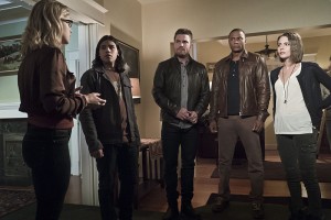 Arrow -- "Legends of Yesterday" -- Image AR408A_0136b.jpg -- Pictured (L-R): Emily Bett Rickards as Felicity Smoak, Carlos Valdes as Cisco Ramon, Stephen Amell as Oliver Queen, David Ramsey as John Diggle and Willa Holland as Thea Queen -- Photo: Katie Yu/ The CW -- é 2015 The CW Network, LLC. All Rights Reserved.