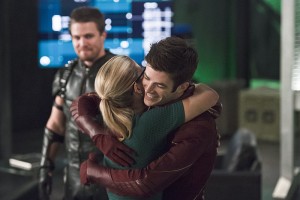 The Flash -- "Legends of Today" -- Image FLA208B_0036b.jpg -- Pictured (L-R): Stephen Amell as Oliver Queen, Emily Bett Rickards as Felicity Smoak and Grant Gustin as Barry Allen -- Photo: Cate Cameron/The CW -- é 2015 The CW Network, LLC. All rights reserved.