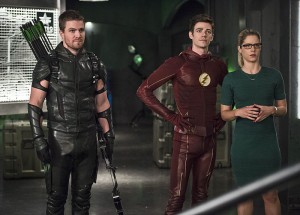 The Flash -- "Legends of Today" -- Image FLA208B_0024b.jpg -- Pictured (L-R): Stephen Amell as Oliver Queen, Grant Gustin as Barry Allen and Emily Bett Rickards as Felicity Smoak -- Photo: Cate Cameron/The CW -- é 2015 The CW Network, LLC. All rights reserved.