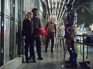 Arrow -- "Lost Souls" -- Image AR406A_0224b.jpg -- Pictured (L-R): Emily Bett Rickards as Felicity Smoak, Echo Kellum as Curtis Holt, David Ramsey as John Diggle and Brandon Routh as Atom -- Photo: Cate Cameron/ The CW -- é 2015 The CW Network, LLC. All Rights Reserved.