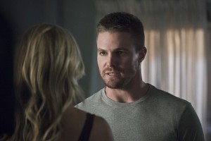 Arrow -- "Haunted" -- Image AR404A_0093b.jpg -- Pictured (L-R): Katie Cassidy as Laurel Lance and Stephen Amell as Oliver Queen -- Photo: Katie Yu/ The CW -- é 2015 The CW Network, LLC. All Rights Reserved.