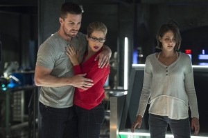 Arrow -- "Haunted" -- Image AR404B_0177b.jpg -- Pictured (L-R): Stephen Amell as Oliver Queen, Emily Bett Rickards as Felicity Smoak and Willa Holland as Thea Queen -- Photo: Cate Cameron/ The CW -- é 2015 The CW Network, LLC. All Rights Reserved.