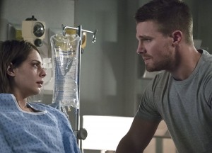 Arrow -- "Haunted" -- Image AR404A_0082b.jpg -- Pictured (L-R): Willa Holland as Thea Queen and Stephen Amell as Oliver Queen -- Photo: Katie Yu/ The CW -- é 2015 The CW Network, LLC. All Rights Reserved.