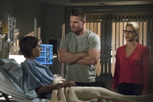 Arrow -- "Haunted" -- Image AR404A_0029b -- Pictured (L-R): Willa Holland as Thea Queen, Stephen Amell as Oliver Queen and Emily Bett Rickards as Felicity Smoak -- Photo: Katie Yu/ The CW -- é 2015 The CW Network, LLC. All Rights Reserved.