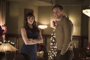 The Flash -- "Running to Stand Still" -- Image: FLA209b_0206b.jpg -- Pictured (L-R): Danielle Panabaker as Caitlin Snow and Teddy Sears as Jay Garrick -- Photo: Katie Yu/The CW -- é 2015 The CW Network, LLC. All rights reserved.