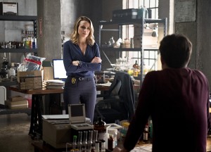 The Flash -- "The Reverse Flash Returns" -- Image FLA211a_0319b -- Pictured (L-R): Shantel Van Santen as Detective Patty Spivot and Grant Gustin as Barry Allen -- Photo: Diyah Pera/The CW -- é 2016 The CW Network, LLC. All rights reserved.
