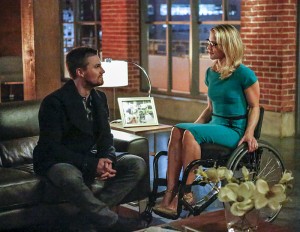 Arrow -- "Sins of the Father" -- Image ARR413a_0059b.jpg -- Pictured (L-R): Stephen Amell as Oliver Queen and Emily Bett Rickards as Felicity Smoak -- Photo: Bettina Strauss/ The CW -- é 2016 The CW Network, LLC. All Rights Reserved.