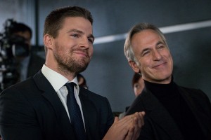 Arrow -- "Unchained" -- Image AR412B_0469r.jpg -- Pictured (L-R): Stephen Amell as Oliver Queen and Tom Amandes as Noah Kuttler/Calculator -- Photo: Liane Hentscher/ The CW -- é 2016 The CW Network, LLC. All Rights Reserved.