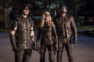 Arrow -- "Unchained" -- Image AR412A_0439b.jpg -- Pictured (L-R): Stephen Amell as Green Arrow, Katie Cassidy as Black Canary and David Ramsey as John Diggle -- Photo: Liane Hentscher/ The CW -- é 2016 The CW Network, LLC. All Rights Reserved.