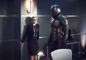 Arrow -- "Beacon of Hope" -- Image AR417b_0071b.jpg -- Pictured (L-R): Emily Bett Rickards as Felicity Smoak and Exoskeleton -- Photo: Dean Buscher/The CW -- é 2016 The CW Network, LLC. All Rights Reserved.