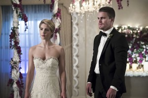 Arrow -- "Broken Hearts" -- Image AR416a_0105b.jpg -- Pictured (L-R): Emily Bett Rickards as Felicity Smoak and Stephen Amell as Oliver Queen -- Photo: Katie Yu/The CW -- é 2016 The CW Network, LLC. All Rights Reserved.