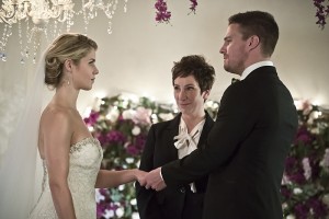Arrow -- "Broken Hearts" -- Image AR416a_0076b.jpg -- Pictured (L-R): Emily Bett Rickards as Felicity Smoak and Stephen Amell as Oliver Queen -- Photo: Katie Yu /The CW -- é 2016 The CW Network, LLC. All Rights Reserved.
