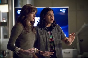 The Flash -- "Trajectory" -- Image FLA216b_0103b -- Pictured (L-R): Danielle Panabaker as Caitlin Snow and Carlos Valdes as Cisco Ramon -- Photo: Katie Yu/The CW -- é 2016 The CW Network, LLC. All rights reserved.