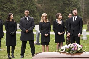 Arrow -- "Canary Cry" -- Image AR419b_0132b.jpg -- Pictured (L-R): Katrina Law as Nyssa al Ghul, David Ramsey as John Diggle, Emily Bett Rickards as Felicity Smoak, Willa Holland as Thea Queen and Stephen Amell as Oliver Queen -- Photo: Diyah Pera/The CW -- é 2016 The CW Network, LLC. All Rights Reserved.