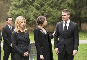 Arrow -- "Canary Cry" -- Image AR419b_0099b.jpg -- Pictured (L-R): Emily Bett Rickards as Felicity Smoak, Willa Holland as Thea Queen and Stephen Amell as Oliver Queen - Photo: Diyah Pera/The CW -- é 2016 The CW Network, LLC. All Rights Reserved.