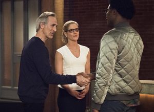 Arrow -- "Lost in the Flood" -- Image AR422a_0118b.jpg -- Pictured (L-R): Tom Amandes as Noah Kuttler/Calculator, Emily Bett Rickards as Felicity Smoak and Echo Kellum as Curtis Holt -- Photo: Dean Buscher/The CW -- é 2016 The CW Network, LLC. All Rights Reserved.