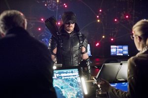 Arrow -- "Monument Point" -- Image AR421b_0367b.jpg -- Pictured: Tom Amandes as Noah Kuttler/Calculator, Stephen Amell as Green Arrow and Emily Bett Rickards as Felicity Smoak -- Photo: Dean Buscher/The CW -- é 2016 The CW Network, LLC. All Rights Reserved.