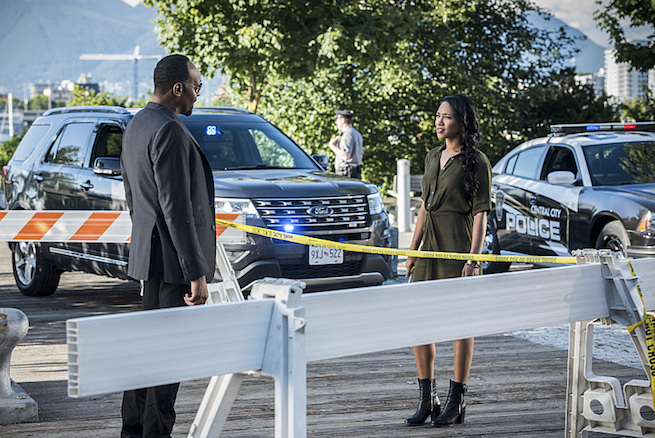 The Flash -- "Paradox" -- Image: FLA302a_0140b.jpg -- Pictured (L-R): Jesse L. Martin as Detective Joe West and Candice Patton as Iris West -- Photo: Dean Buscher/The CW -- é 2016 The CW Network, LLC. All rights reserved.