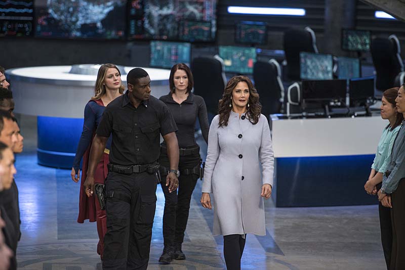 Supergirl -- "Welcome to Earth" -- Image SPG203c_0198 -- Pictured (L-R): Melissa Benoist as Kara/Supergirl, David Harewood as Hank Henshaw, Chyler Leigh as Alex Danvers, and Lynda Carter as President Olivia Marsdin -- Photo: Diyah Pera/The CW -- Ì?å© 2016 The CW Network, LLC. All Rights Reserved