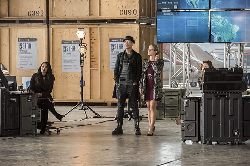 The Flash -- "Invasion!" -- Image FLA308b_0171b.jpg -- Pictured (L-R): Candice Patton as Iris West, Tom Cavanagh as Harrison Wells, Emily Bett Rickards as Felicity Smoak and Danielle Panabaker as Caitlin Snow -- Photo: Dean Buscher/The CW -- é 2016 The CW Network, LLC. All rights reserved.