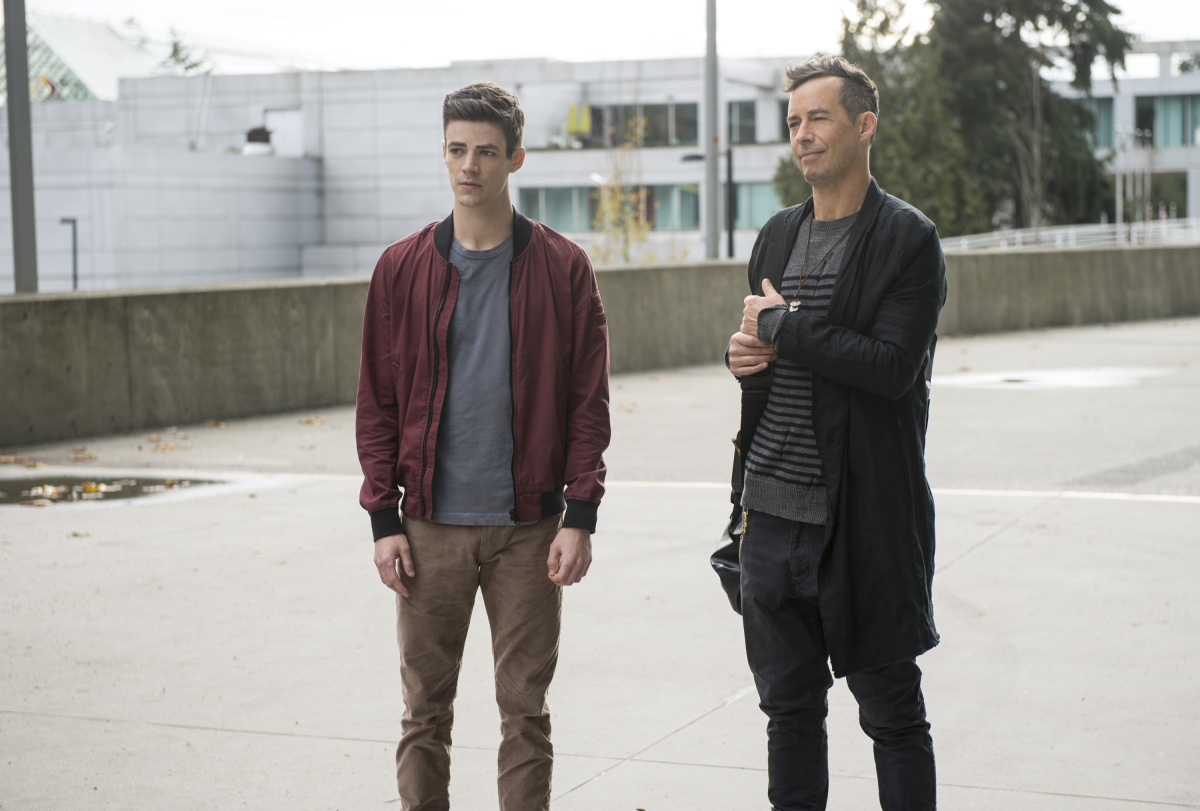 The Flash -- "Dead or Alive" -- Image FLA311a_0049b.jpg -- Pictured (L-R): Grant Gustin as Barry Allen and Tom Cavanagh as Harrison Wells -- Photo: Diyah Pera/The CW -- é 2017 The CW Network, LLC. All rights reserved.