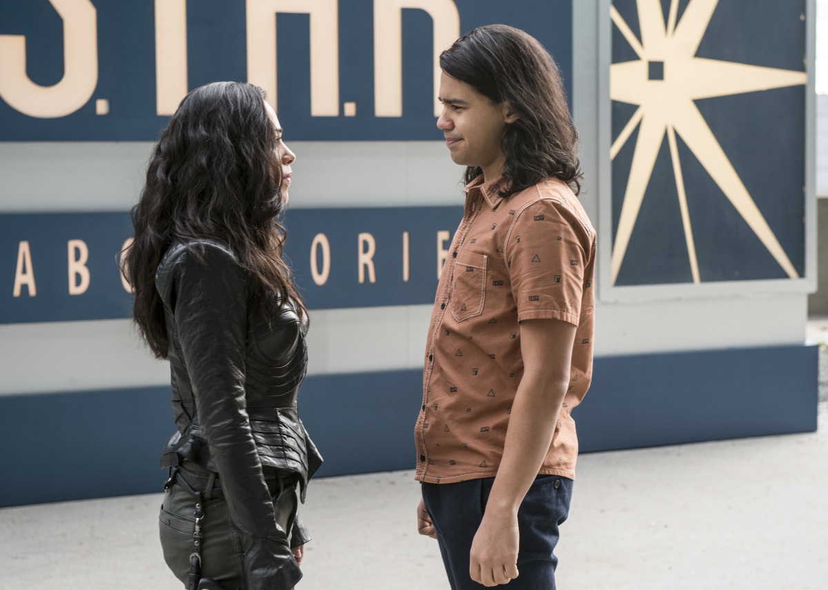 The Flash -- "Dead or Alive" -- Image FLA311a_0062b.jpg -- Pictured (L-R): Jessica Camacho as Gypsy and Carlos Valdes as Cisco Ramon -- Photo: Diyah Pera/The CW -- é 2017 The CW Network, LLC. All rights reserved.