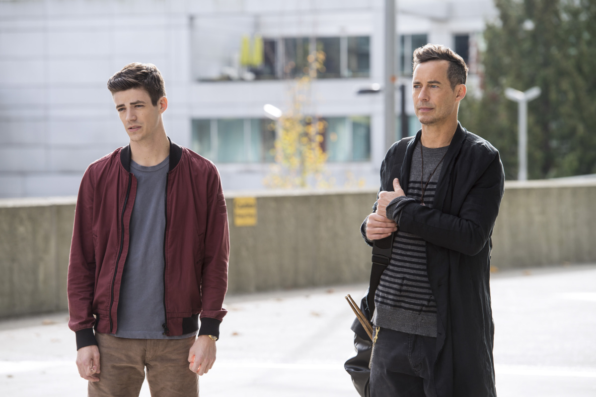 The Flash -- "Dead or Alive" -- Image FLA311a_0107b.jpg -- Pictured (L-R): Grant Gustin as Barry Allen and Tom Cavanagh as Harrison Wells -- Photo: Diyah Pera/The CW -- é 2017 The CW Network, LLC. All rights reserved.