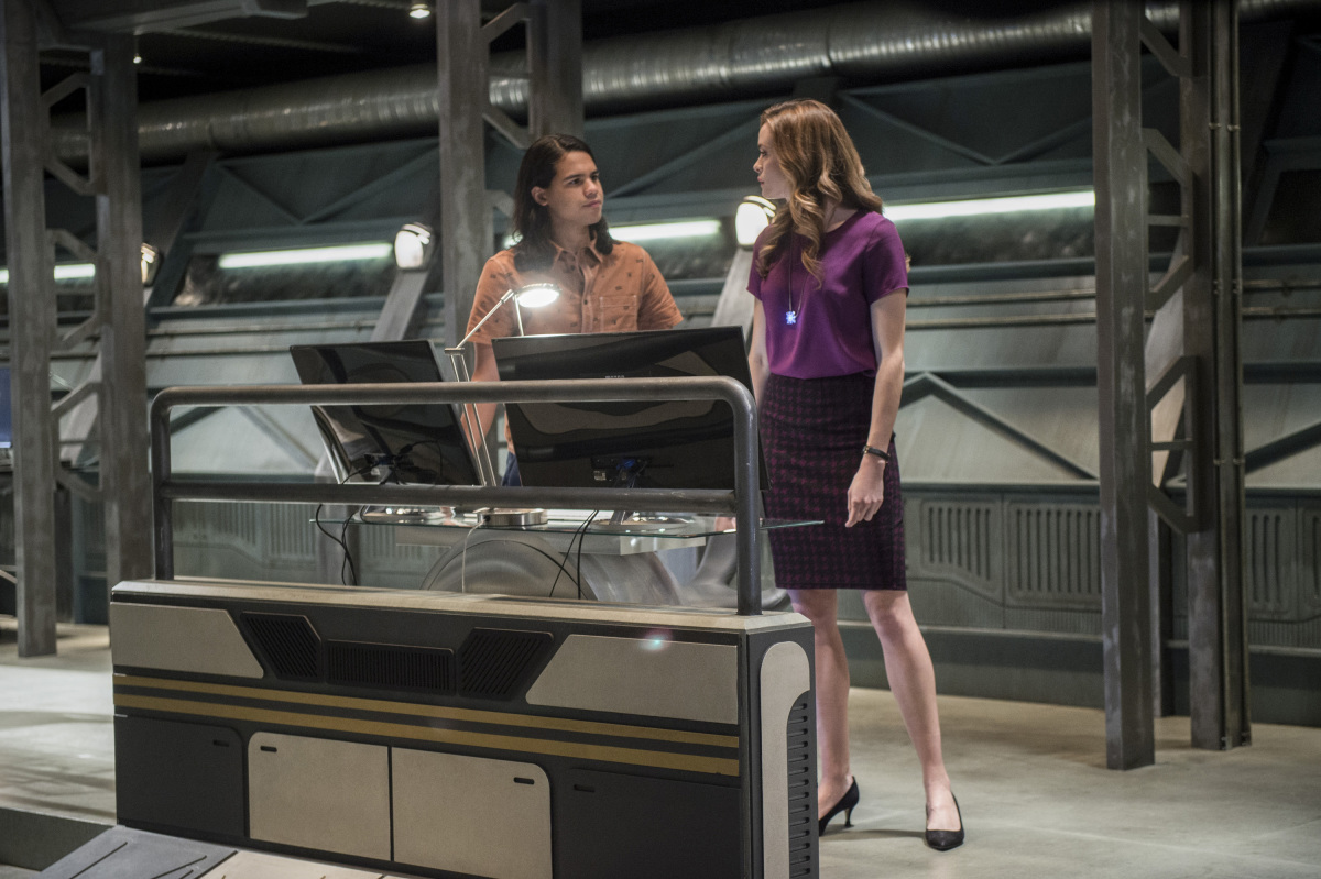 The Flash -- "Dead or Alive" -- Image FLA311b_0038b.jpg -- Pictured (L-R): Carlos Valdes as Cisco Ramon and Danielle Panabaker as Caitlin Snow -- Photo: Diyah Pera/The CW -- é 2017 The CW Network, LLC. All rights reserved.