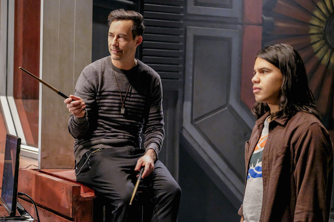 The Flash -- "The Wrath of Savitar" -- FLA315a_0239b.jpg -- Pictured (L-R): Tom Cavanagh as Harrison Wells and Carlos Valdes as Cisco Ramon -- Photo: Bettina Strauss/ The CW -- é 2017 The CW Network, LLC. All rights reserved.